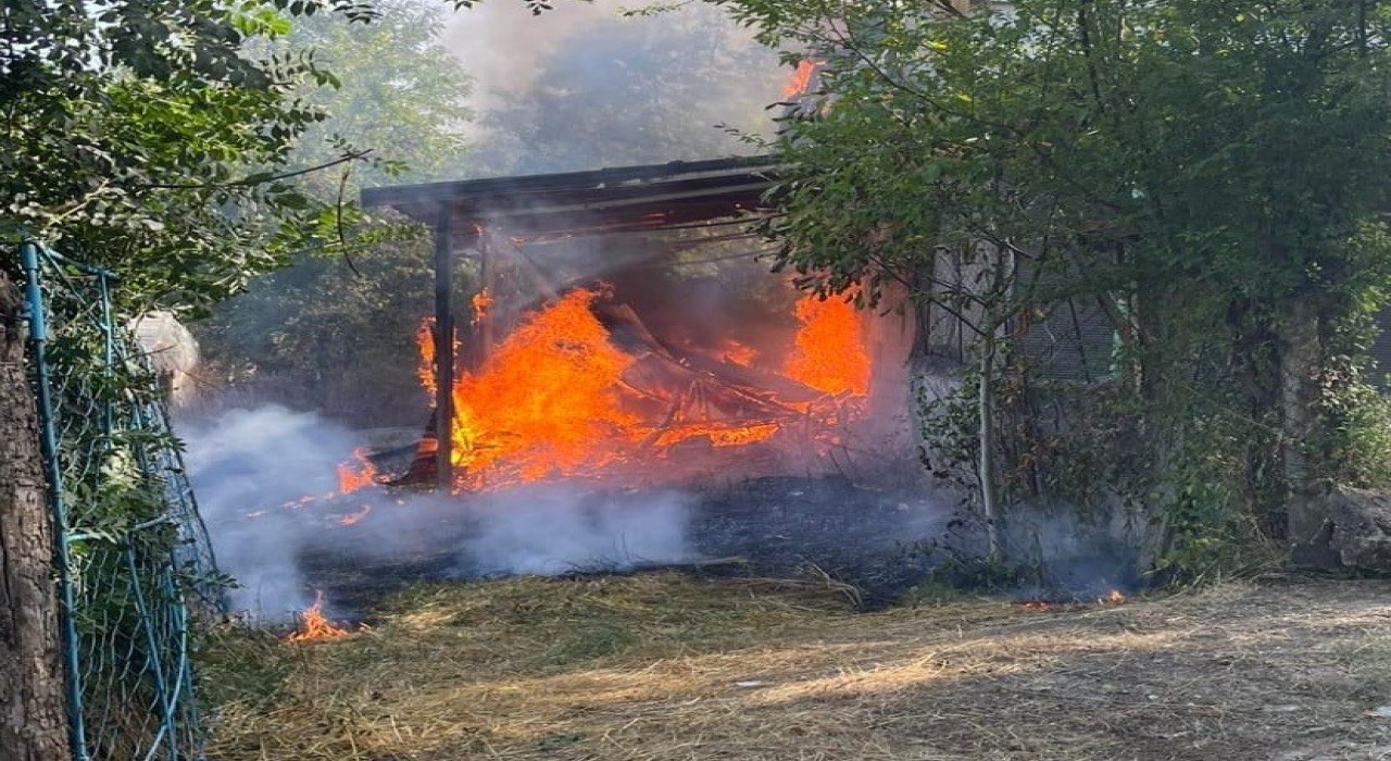 Zonguldakta evin önce bahçesinde, sonra çatısında çıkan yangın korkuttu