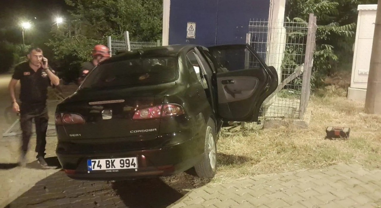 Zonguldakta kontrolden çıkan otomobil trafoya çarptı