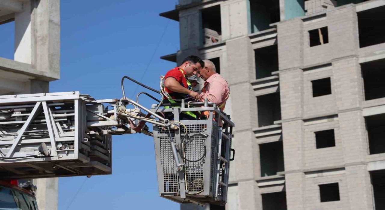 13. katta iskelede mahsur kalan işçileri itfaiye kurtardı