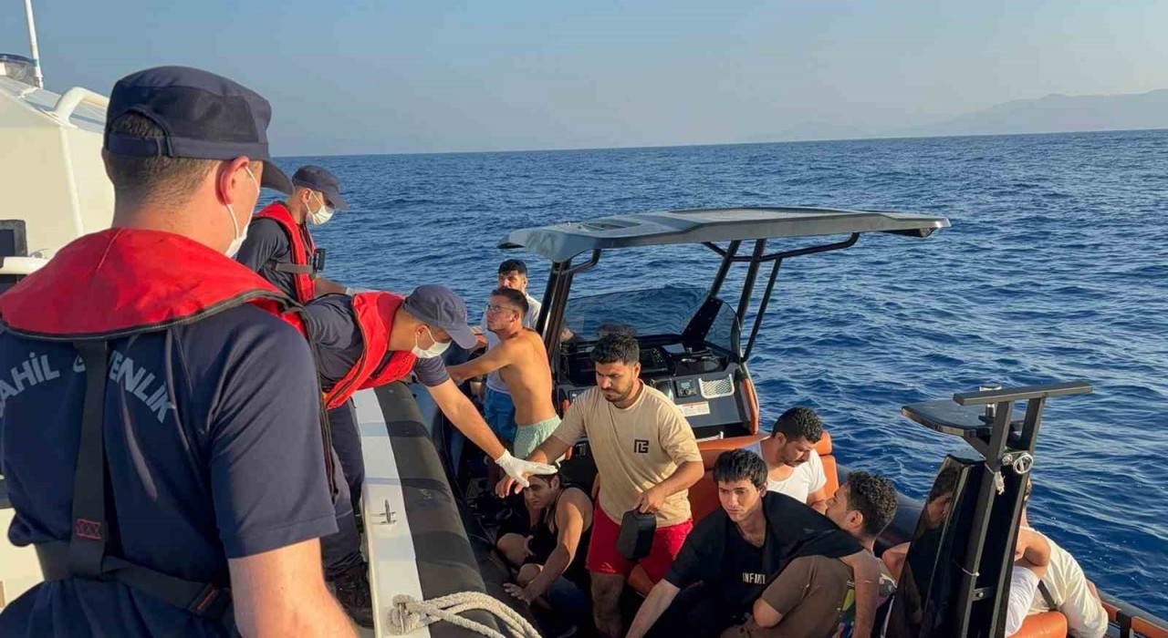 17 düzensiz göçmen kurtarıldı, 1 göçmen kaçakçısı yakalandı