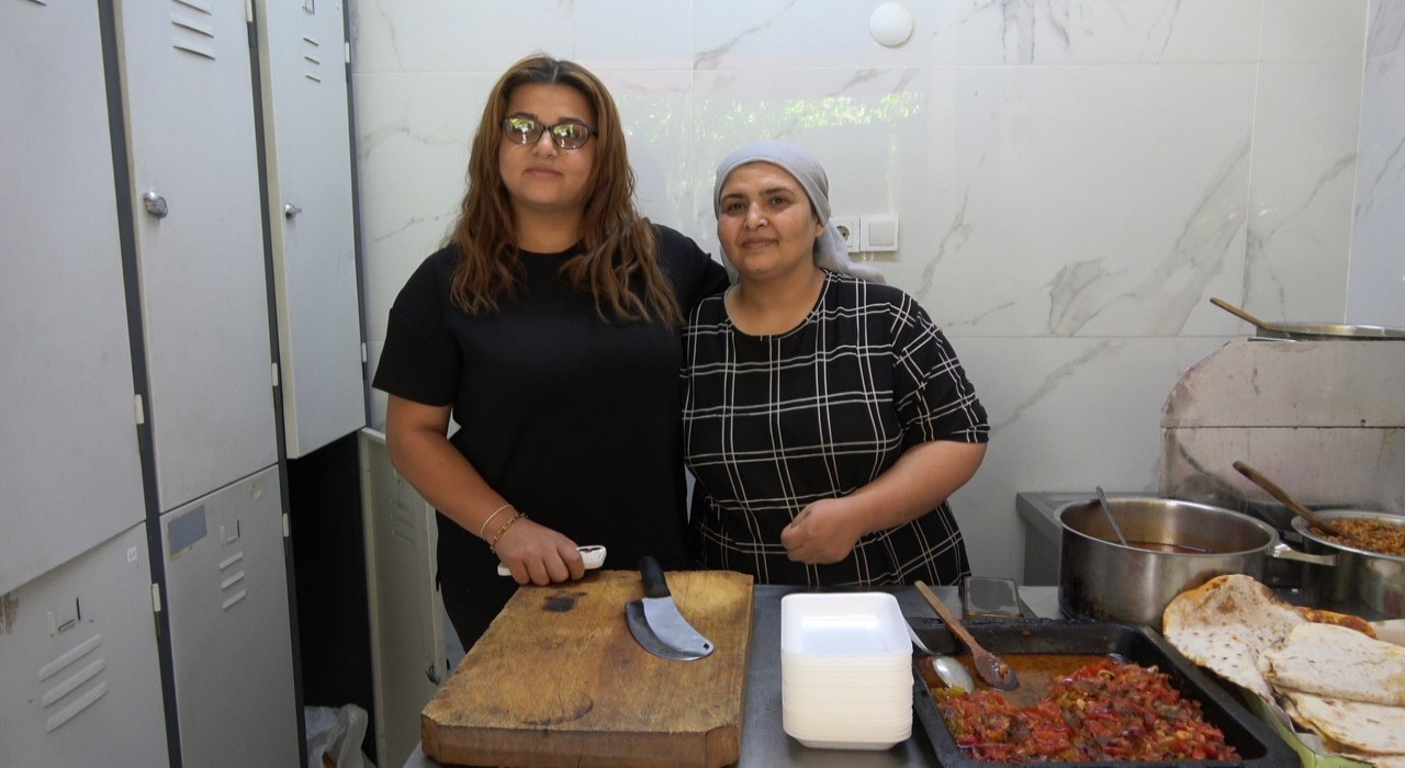 2 metrekarelik dükkanında yaptığı yemeklerle ev ekonomisine katkı sağlıyor