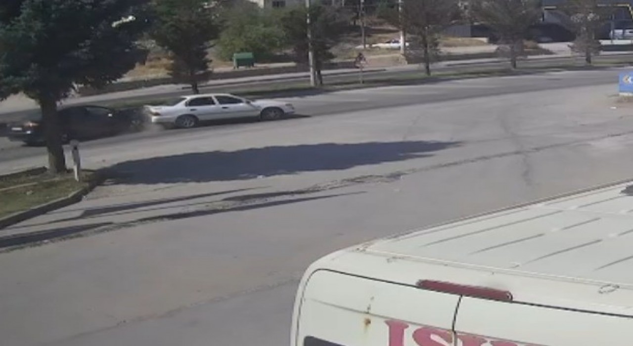 3 aracın karıştığı kaza güvenlik kamerasında