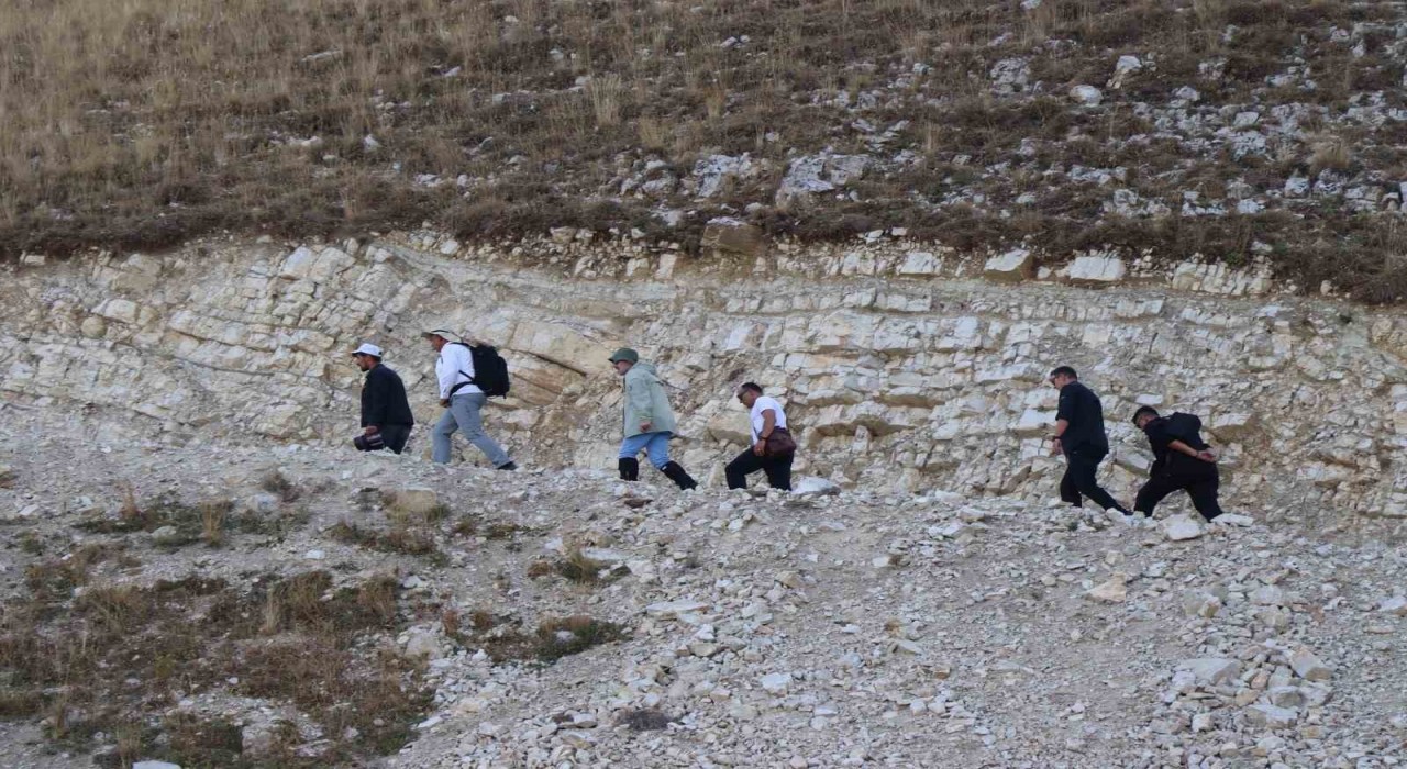 3 bin 50 rakımlı zirveye zorlu yürüyüş