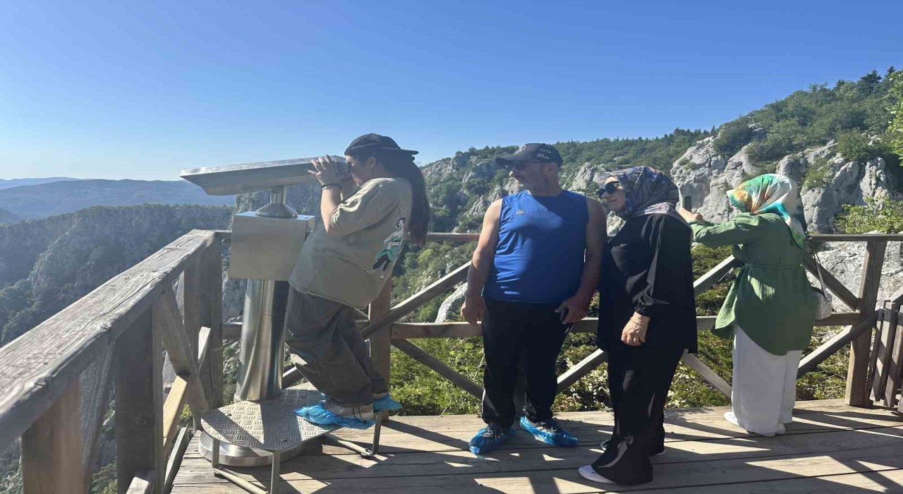 450 metrede adrenalin ve görsel şölen bir arada: Cam teras ziyaretçi akınına uğruyor