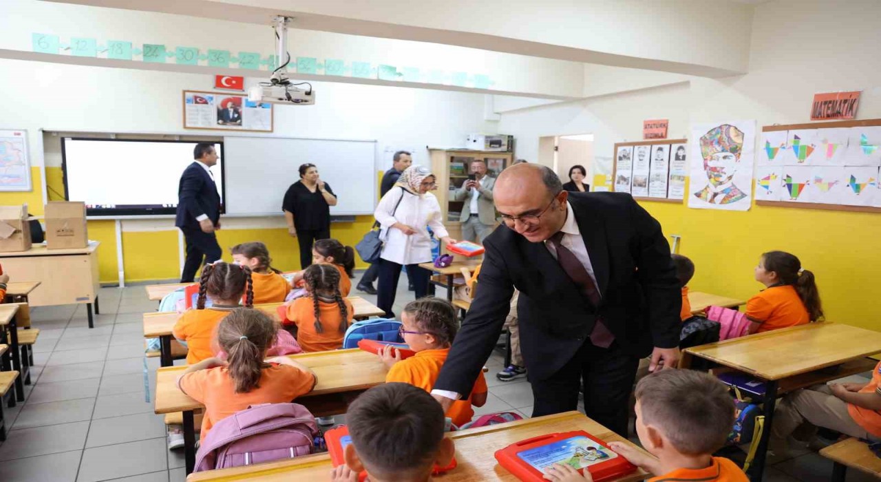 5 ilde 4 bin öğrenciye boyama seti desteği