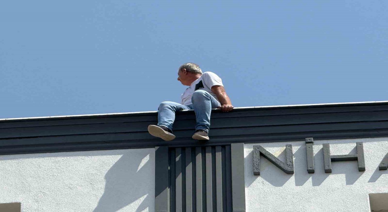 6ncı kattan atlamak istedi, ailesi ve polisler ikna etti