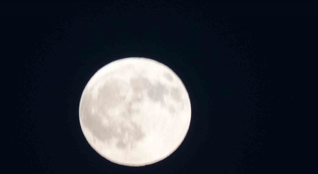 82 dakika sürecek Kanlı Ay tutulması başladı