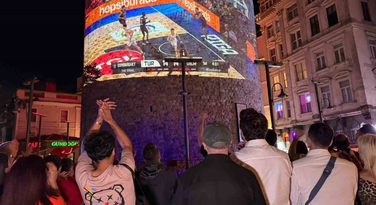 A Milli Erkek Basketbol Takımının final maçı heyecanı Galata Kulesinde yaşandı
