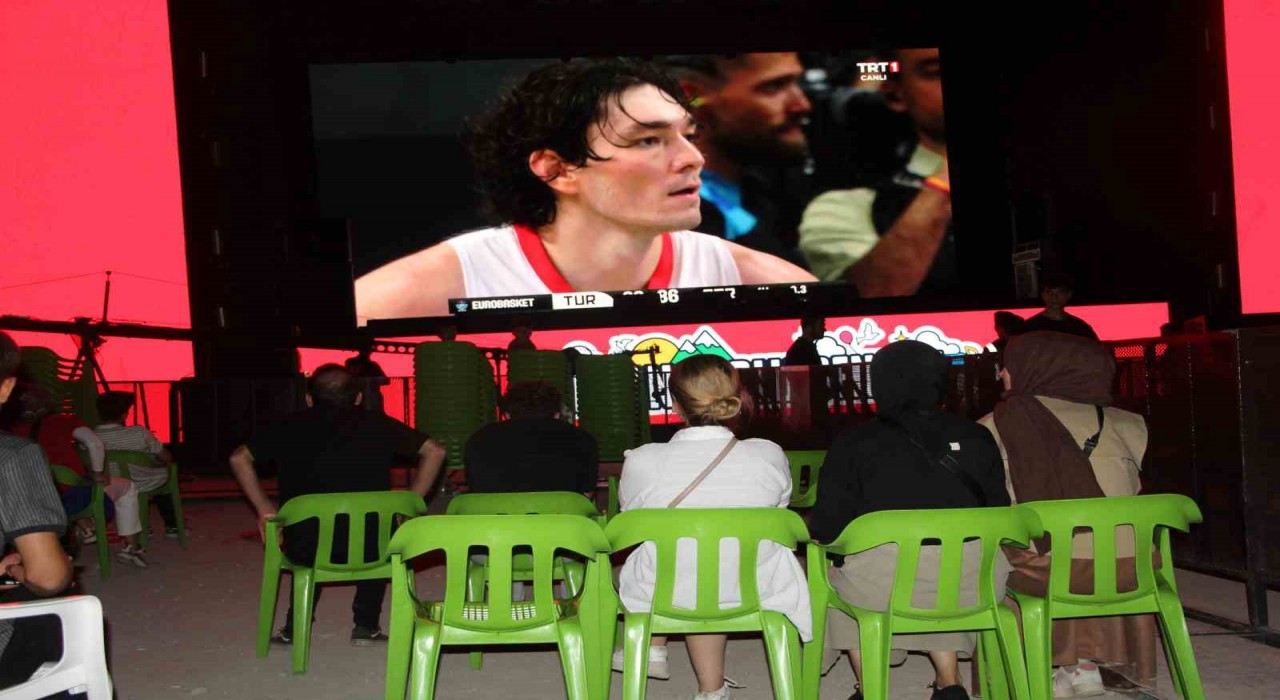 A Milli Erkek Basketbol Takımının finali Şırnakta dev ekranlardan izlendi