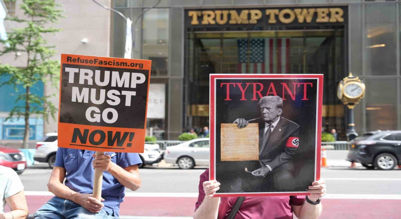 ABDde 50 eyalette Trump karşıtı gösteri: İstifa çağrıları yapıldı