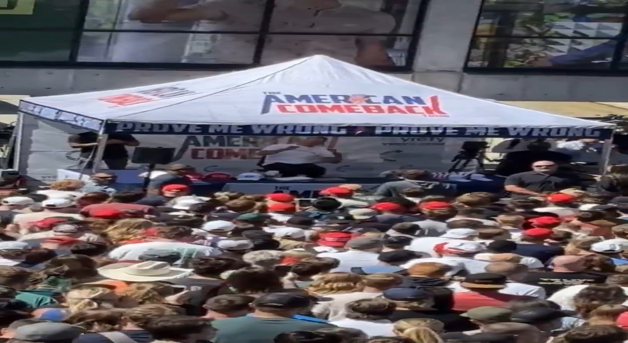 ABDde üniversitede konuşma yapan sağcı aktivist Charlie Kirke silahlı saldırı