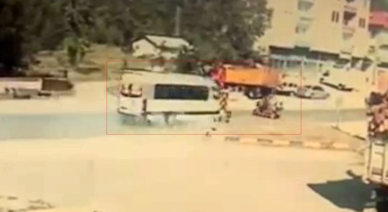 Abdipaşada yaşanan kaza güvenlik kamerasına yansıdı