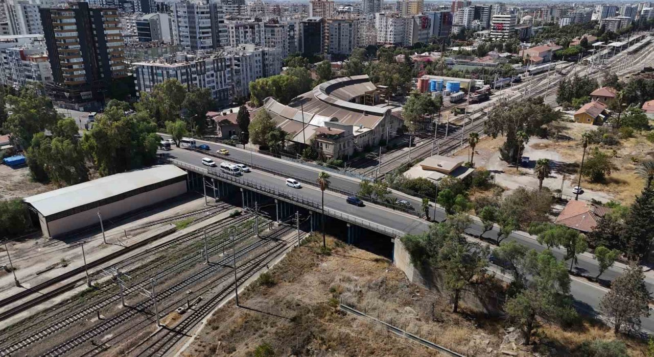 Adanada 007 James Bond filmine ev sahipliği yapan köprü, hızlı tren inşaatı için yıkılacak