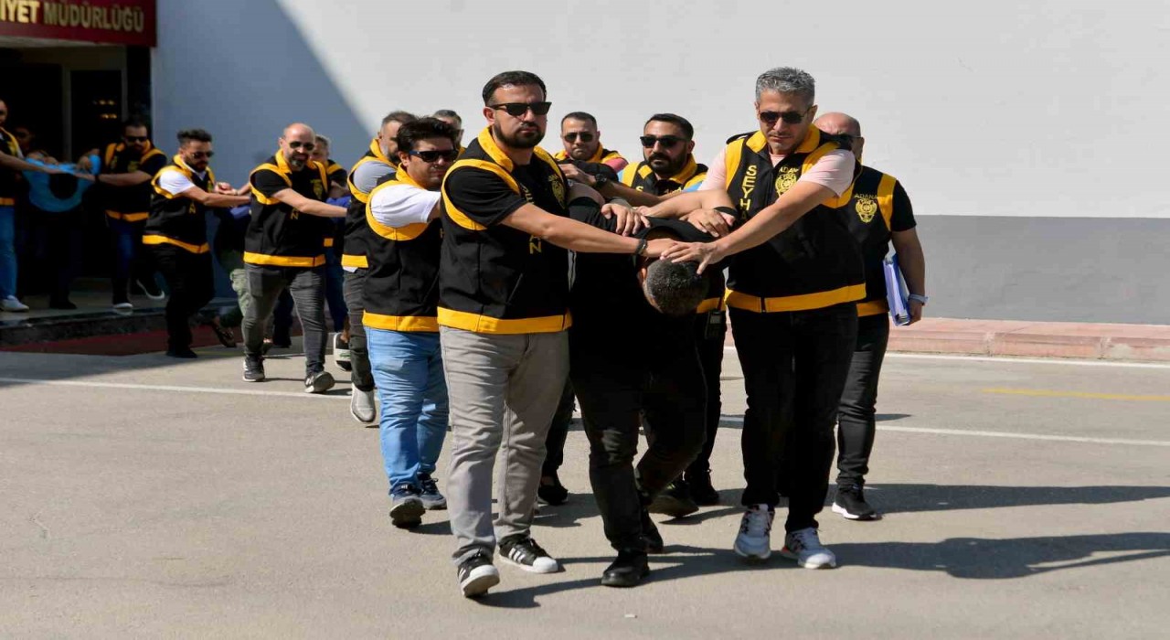 Adanada haraç isteyen çeteye operasyon: 12 silah ile 54 bin hap ele geçirildi