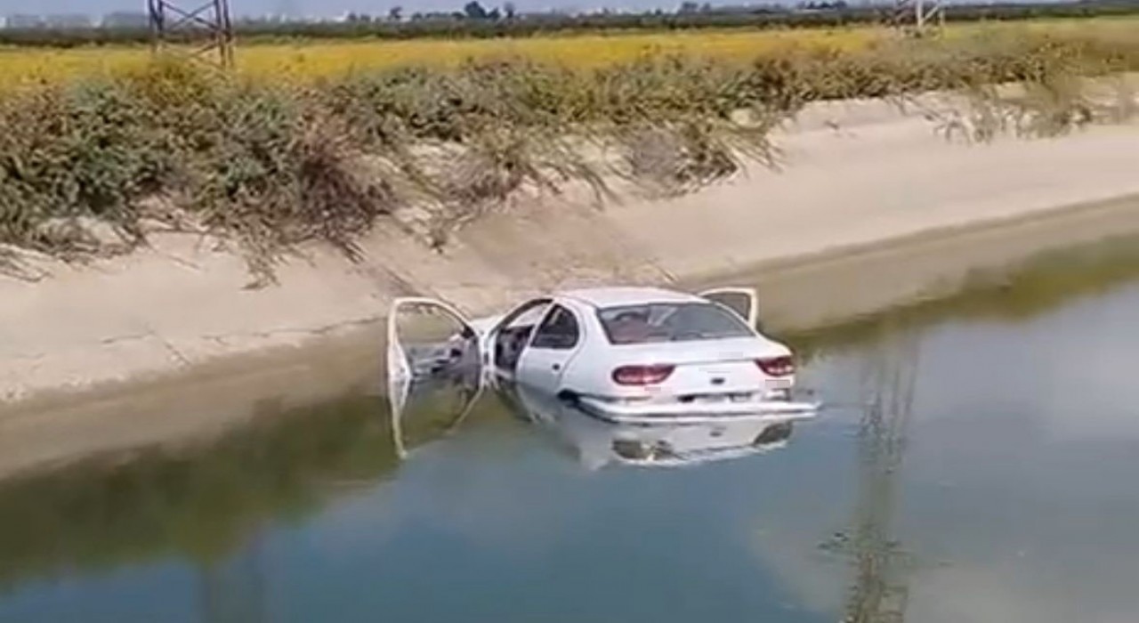 Adanada otomobil sulama kanalına devrildi: 1 ölü, 2 yaralı