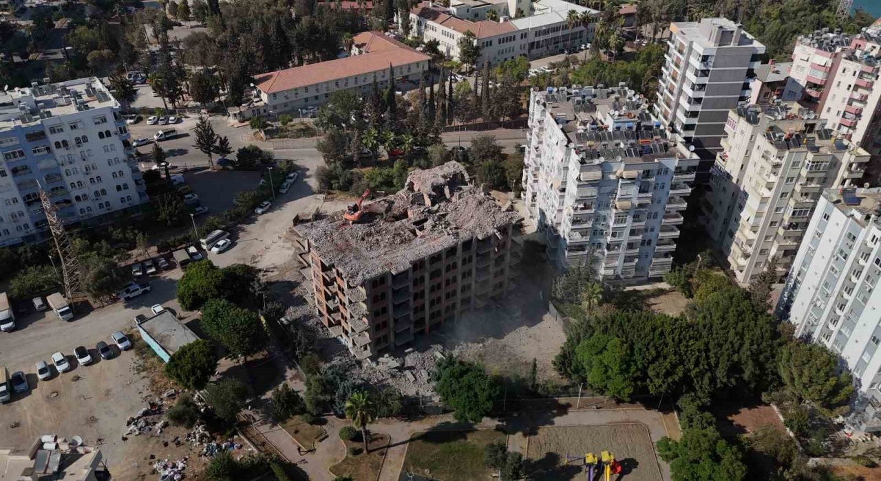 Adanada yaklaşık 33 yıl önce inşaatına başlanan 11 katlı bina, damına iş makinesi çıkartılarak yıkılıyor