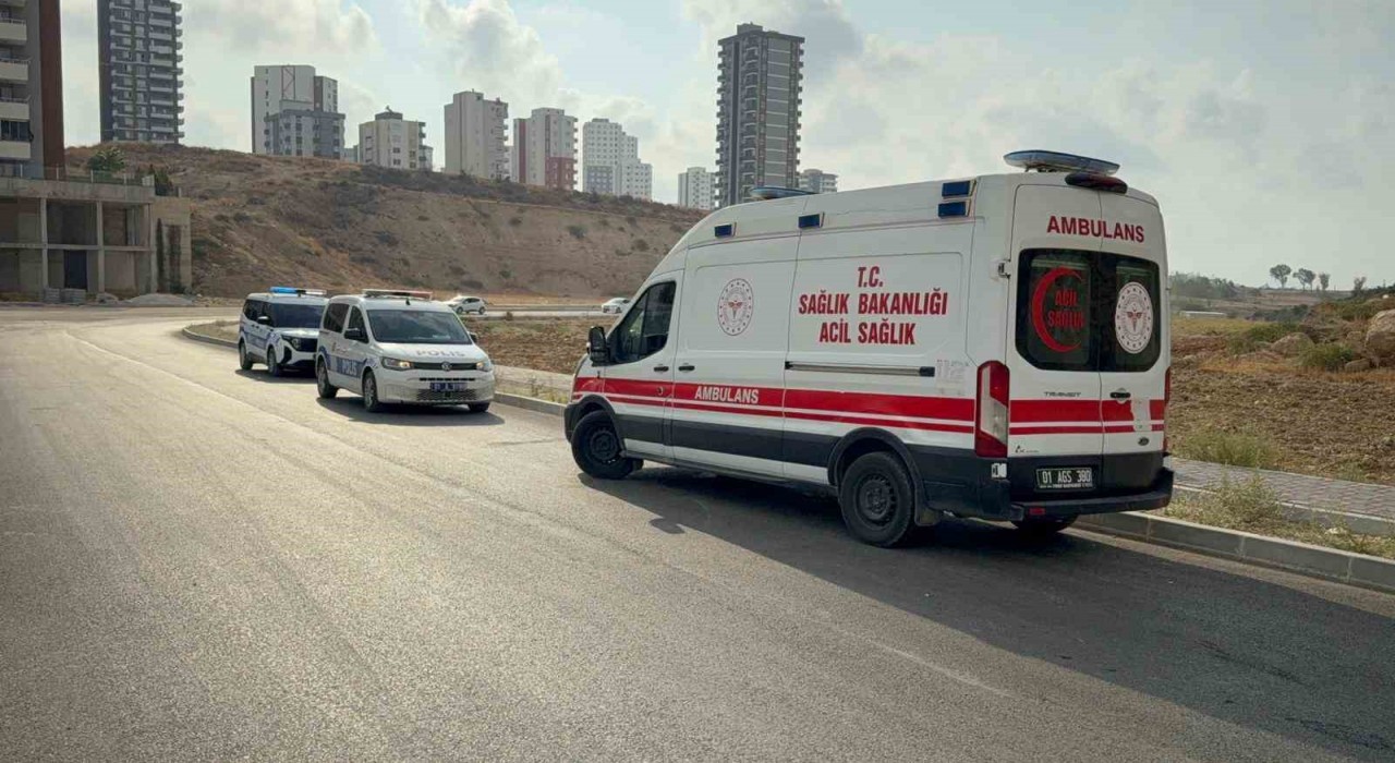 Adanada yol kenarında ceset bulundu