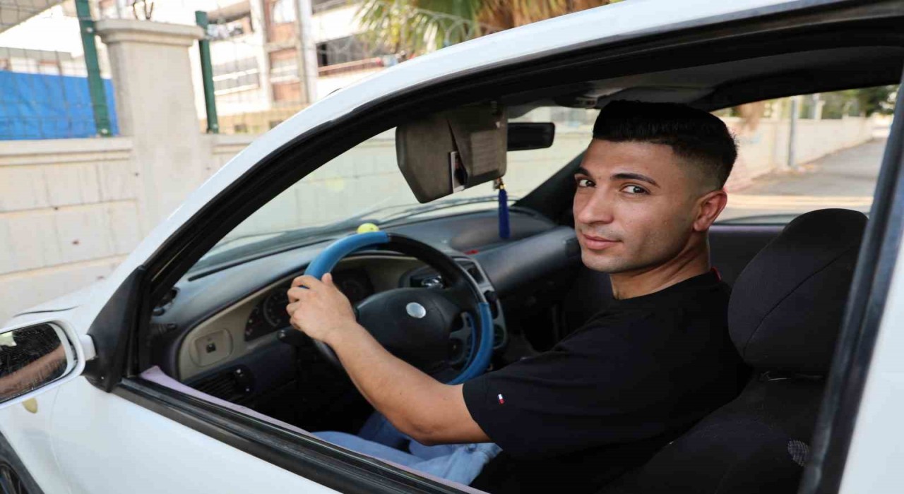 Adanadan renkli görüntüler: Otomobilini balon ve yazılarla süsledi, eşini karşıladı