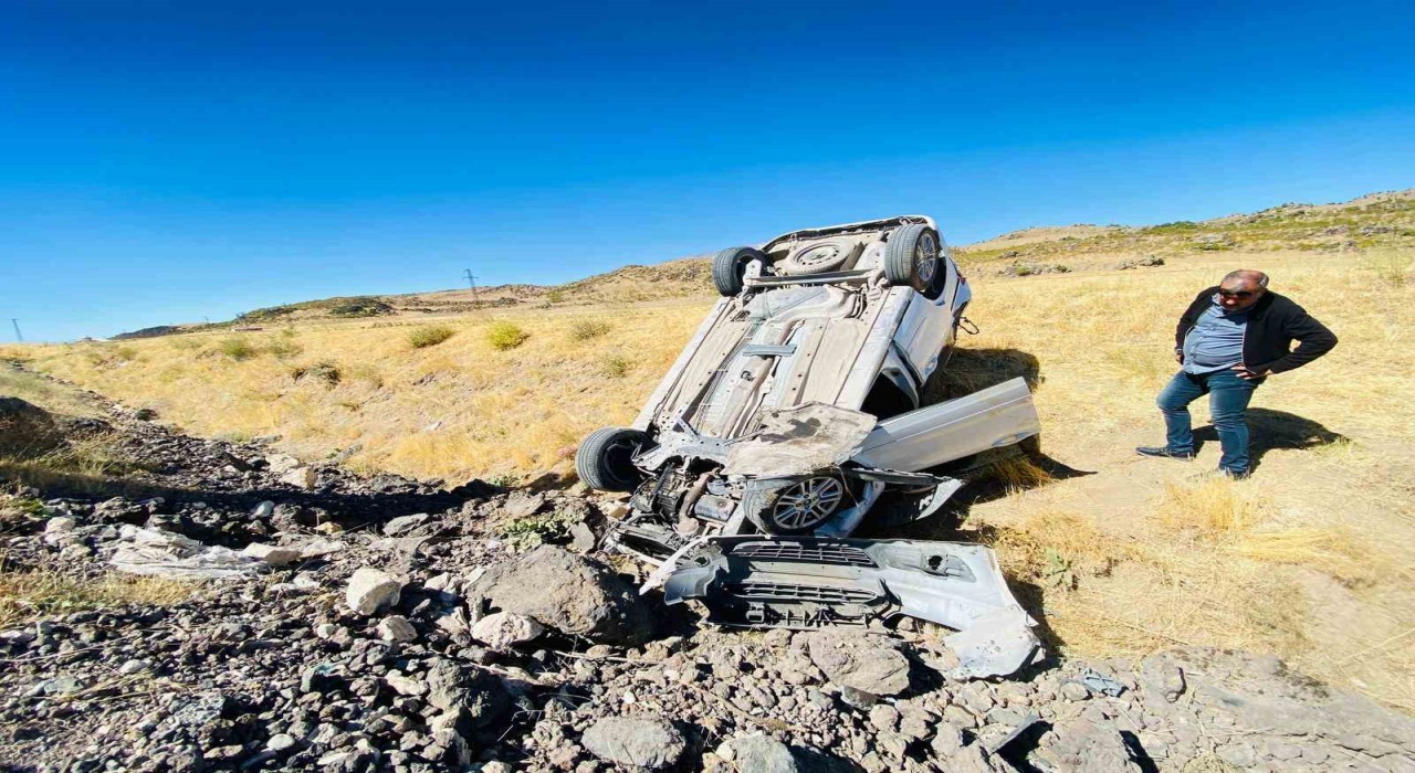 Adilcevazda hafif ticari araç takla attı: 1 yaralı