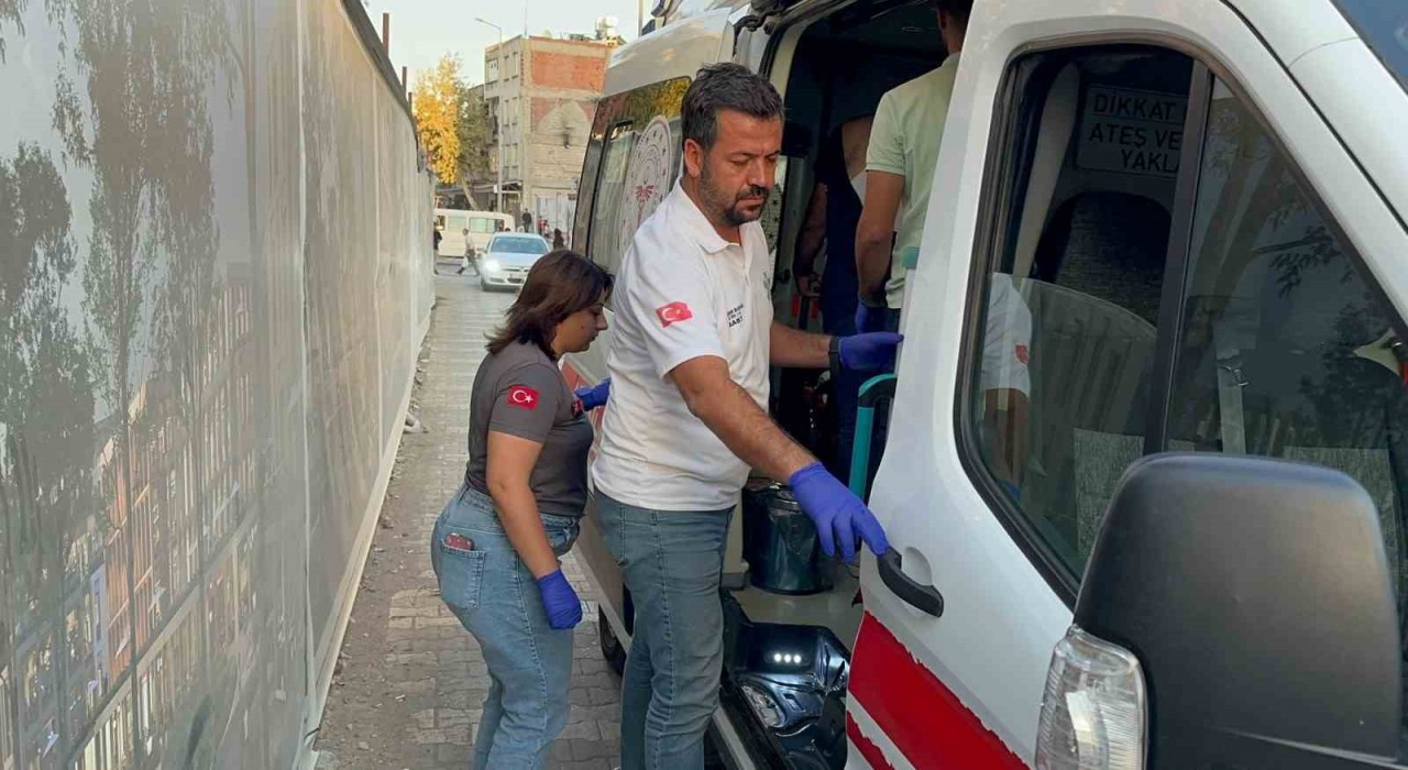 Adıyamanda sokak ortasında bıçaklı saldırıya uğrayan 2 kişi yaralandı