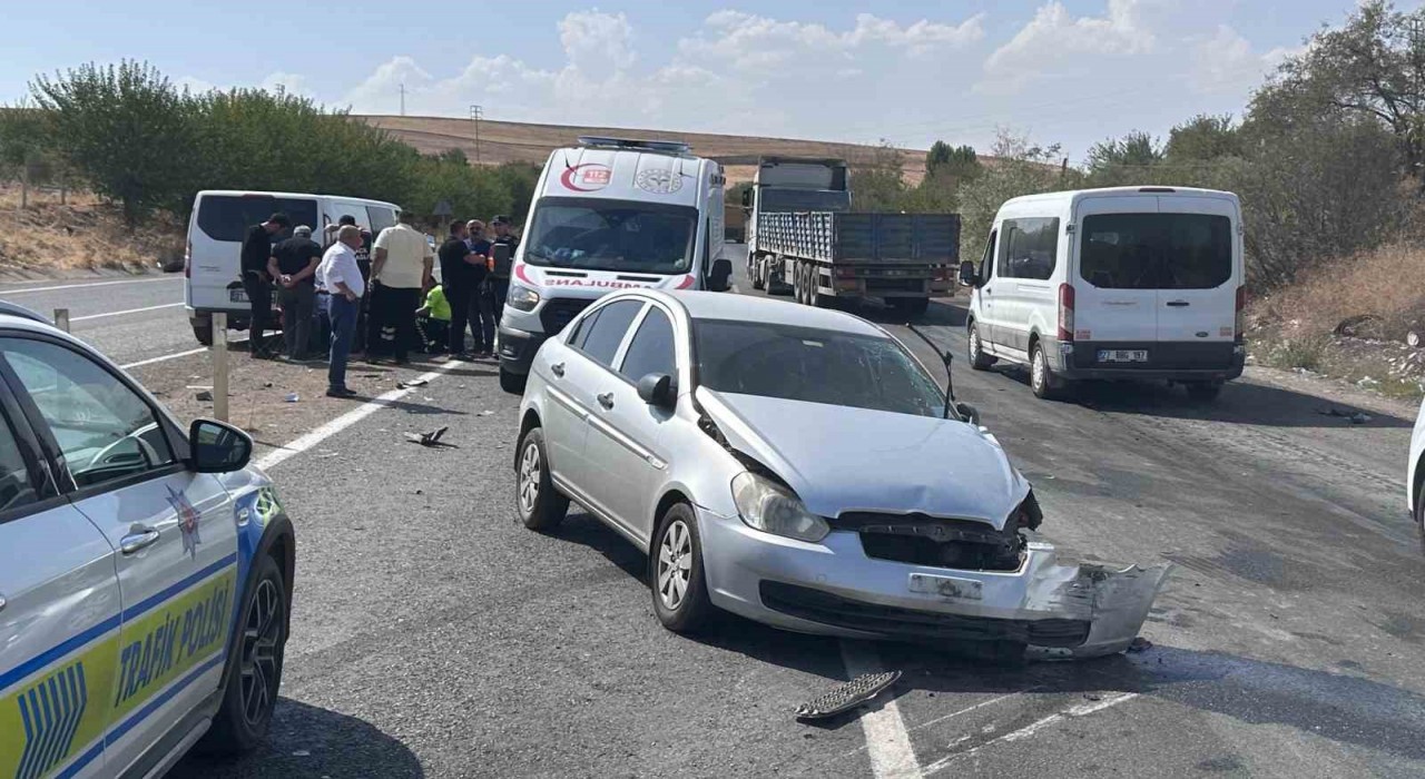 Adıyamanda U dönüşü yapmak isteyen otomobile araçlar çarptı: 3 yaralı