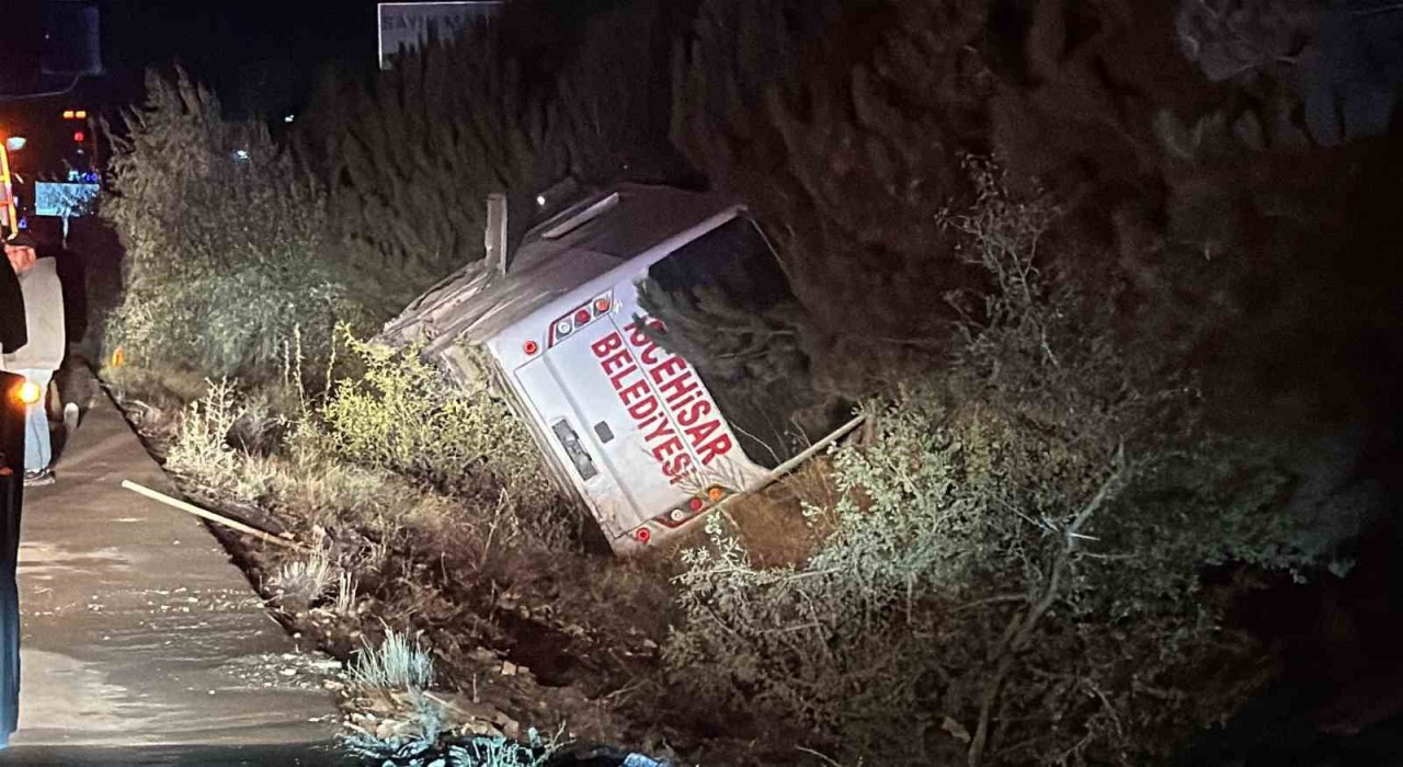 Afyonkarahisarda midibüs devrildi: 12 yaralı