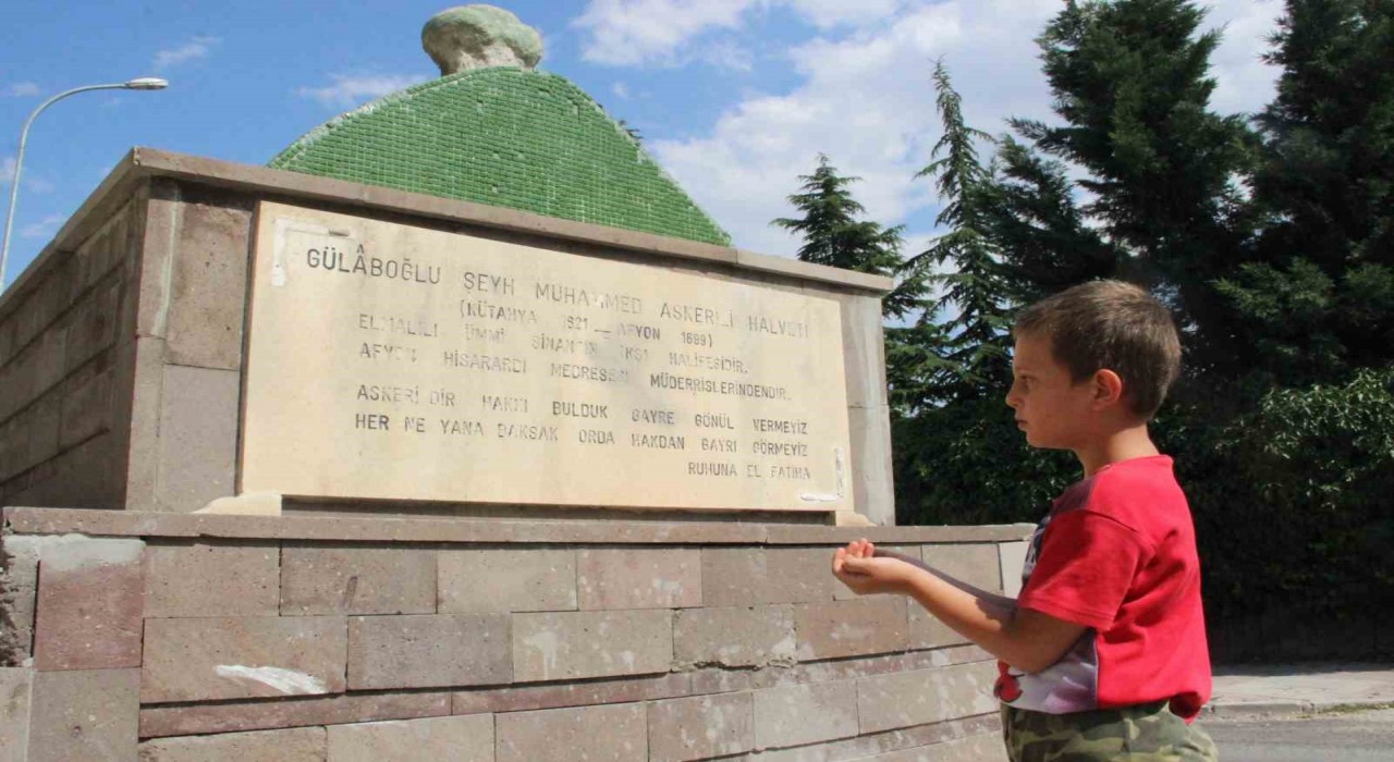 Afyonkarahisarda Muhammed Askerinin türbesi 63 yılı aşkındır yol ortasında duruyor