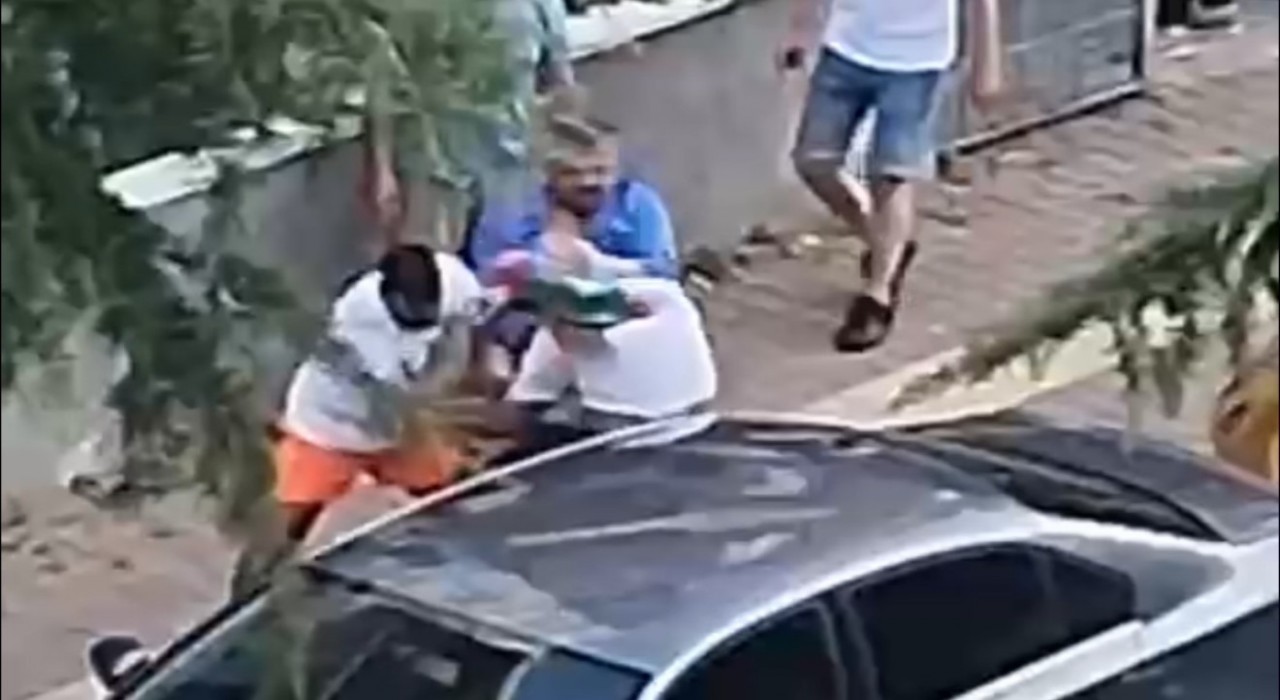 Ağabeyini darbedeni bıçakladı: O anlar kamerada