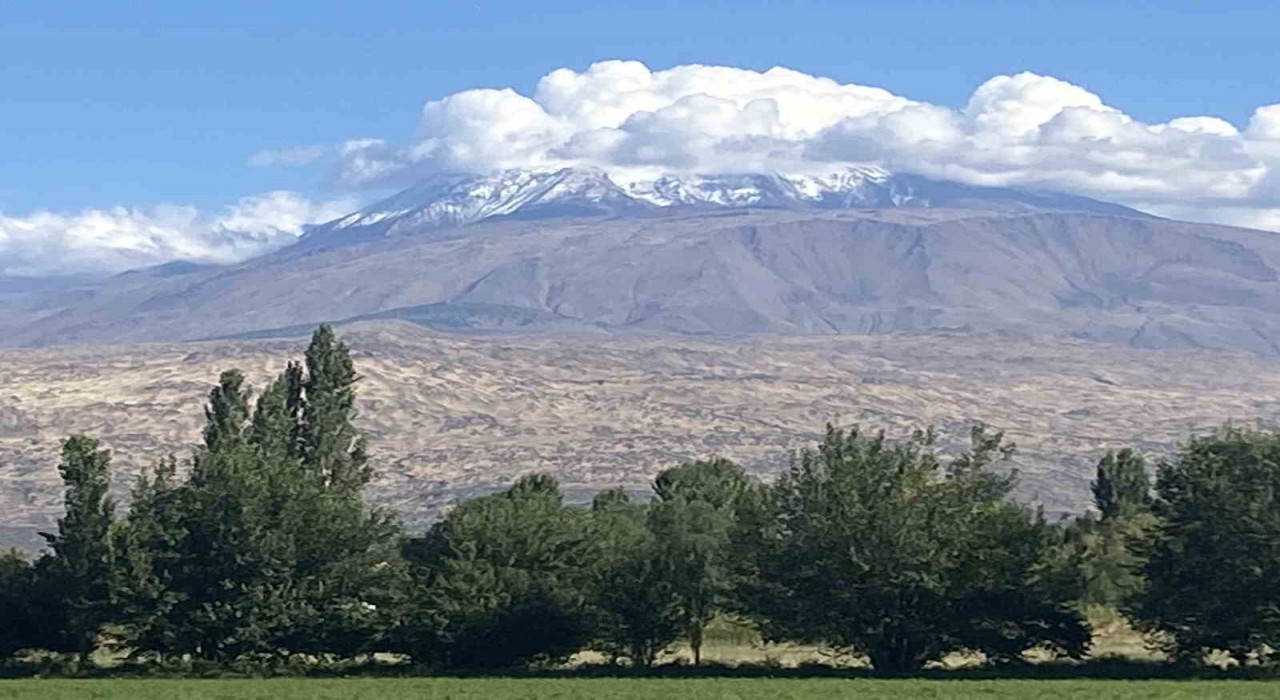Ağrı Dağına mevsimin ilk karı yağdı
