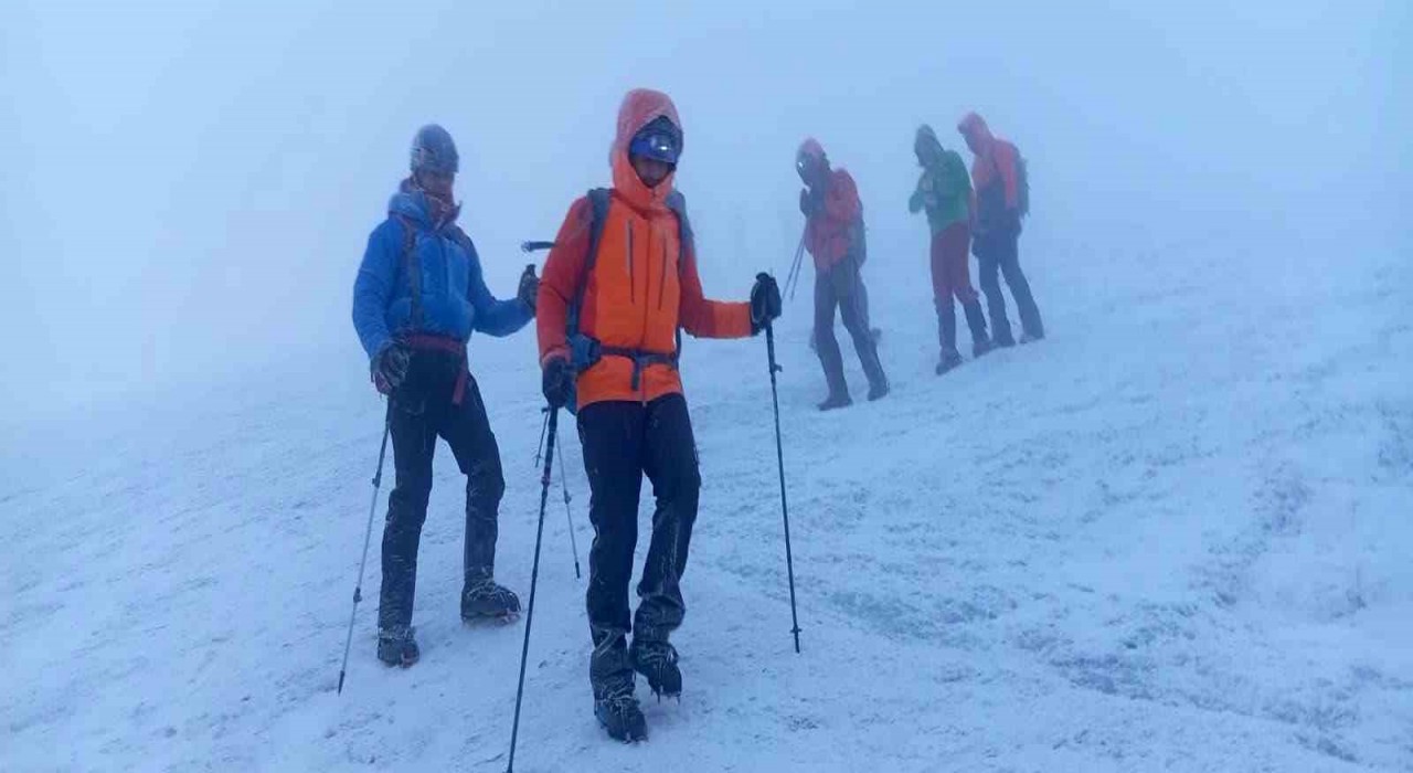 Ağrı Dağında kar ve fırtına, dağcılara zorlu anlar yaşattı