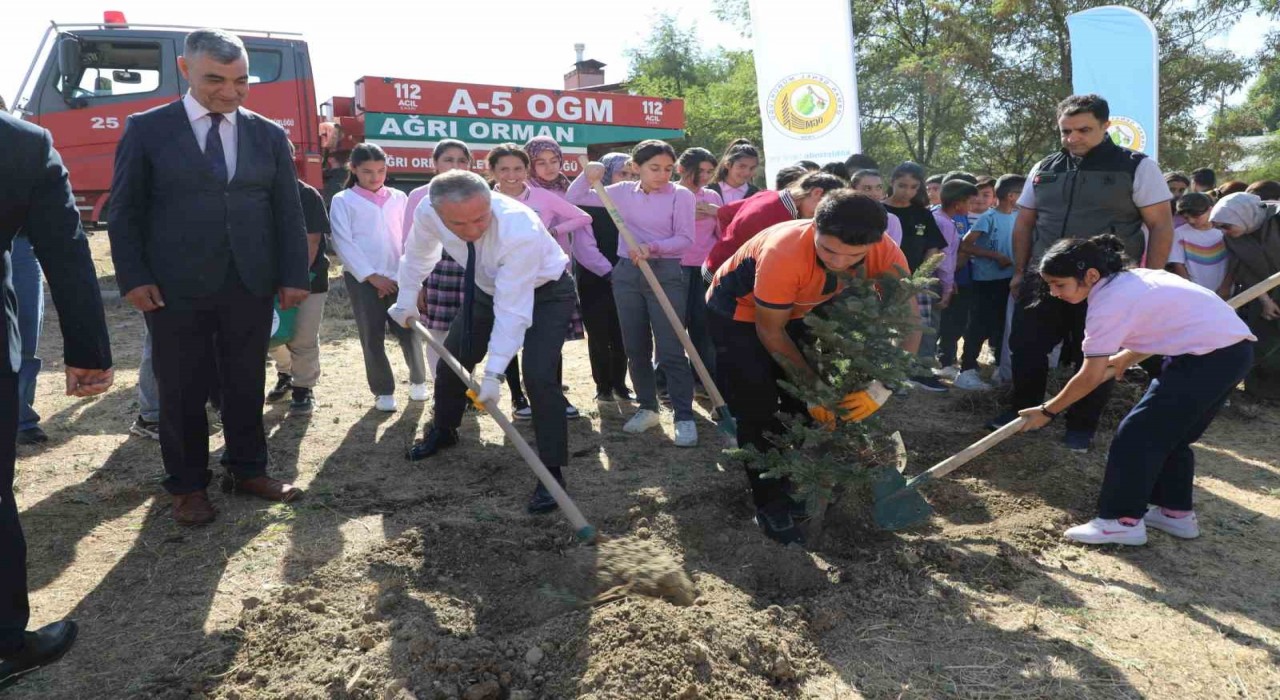 Ağrı Milli Eğitim Müdürü Kökrek, öğrencilerle birlikte ‘Yeşil Vatan için fidan dikti