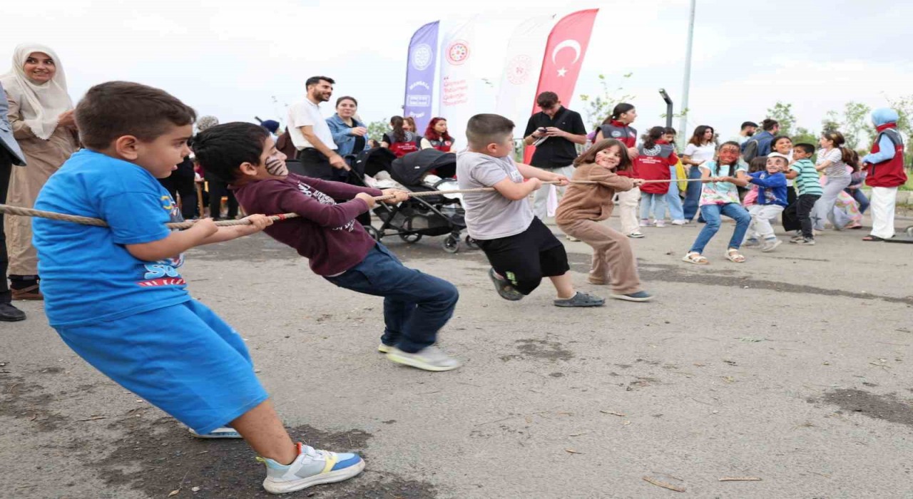 Ağrıda çocuklar geleneksel oyunlarla doyasıya eğlendi