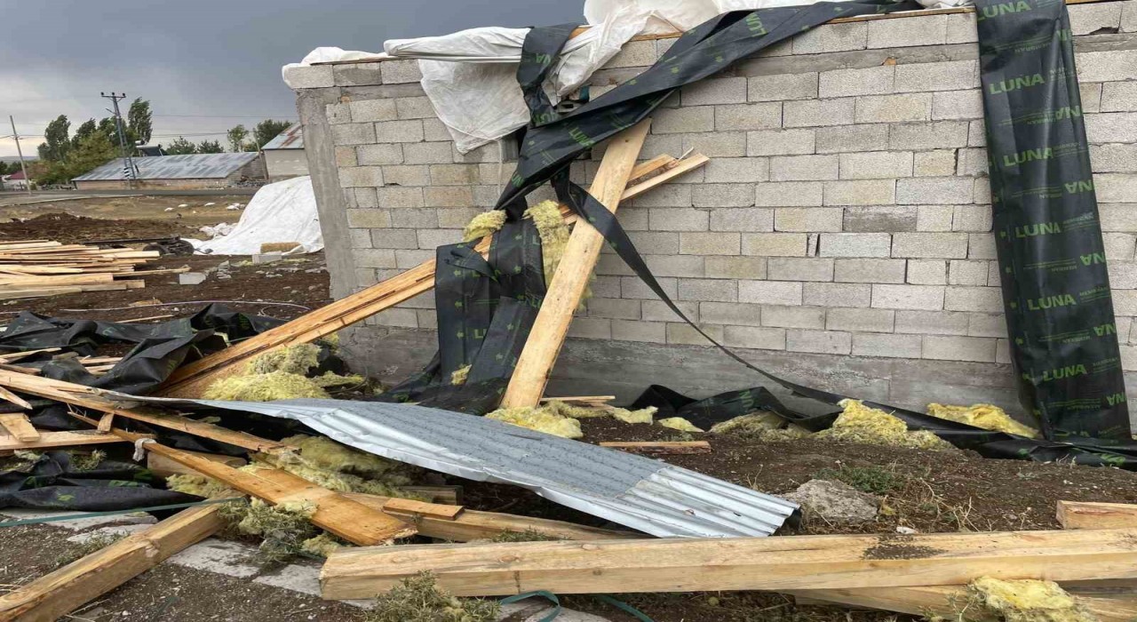 Ağrıda fırtına çatıları uçurdu: 74 yapı zarar gördü