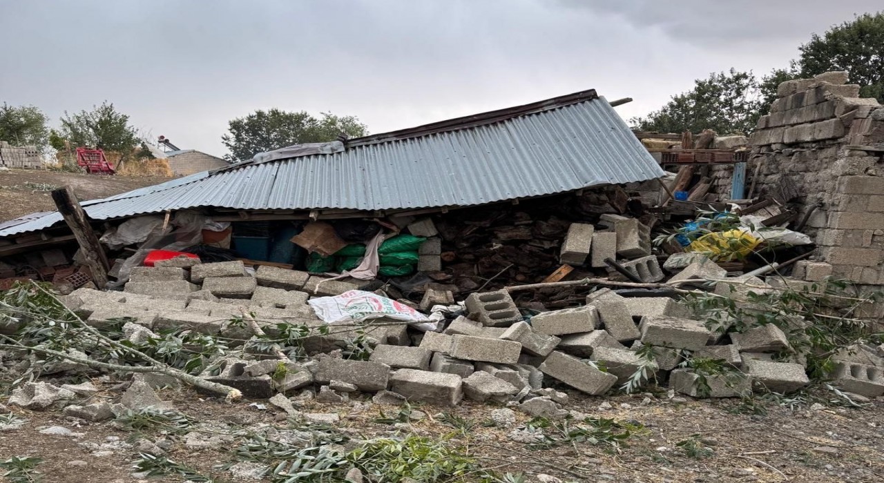 Ağrıda fırtına çatıları uçurdu, evler ve ahırlar zarar gördü