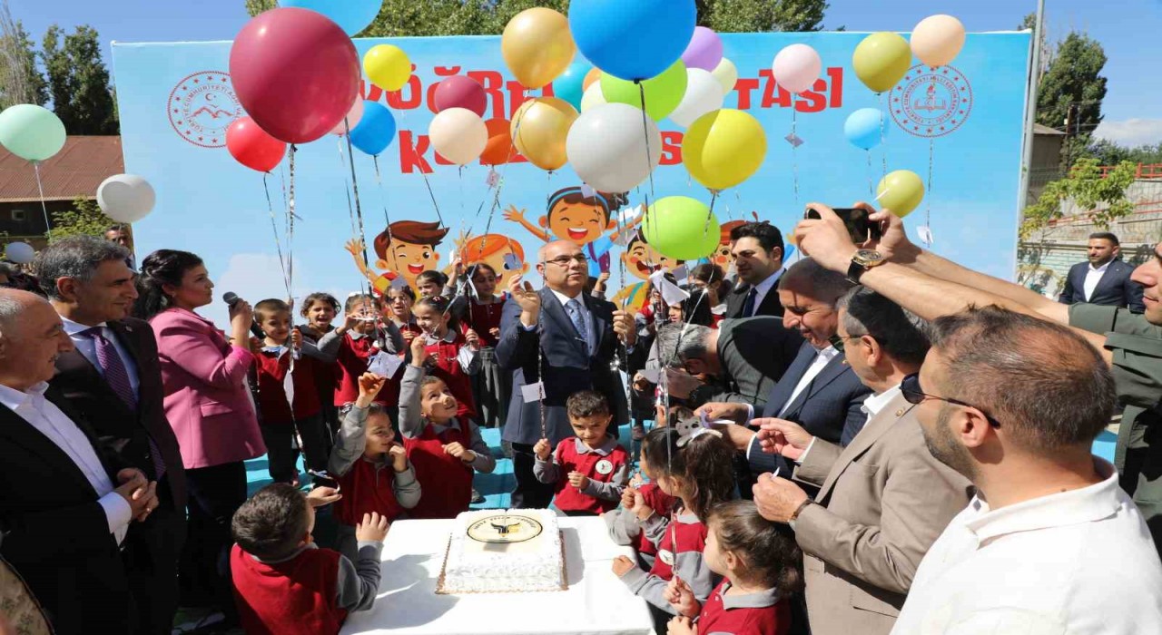 Ağrıda İlköğretim Haftası törenle kutlandı