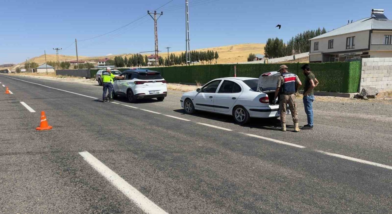 Ağrıda jandarmadan huzur uygulaması: 3 şahıs ve 7 düzensiz göçmen yakalandı