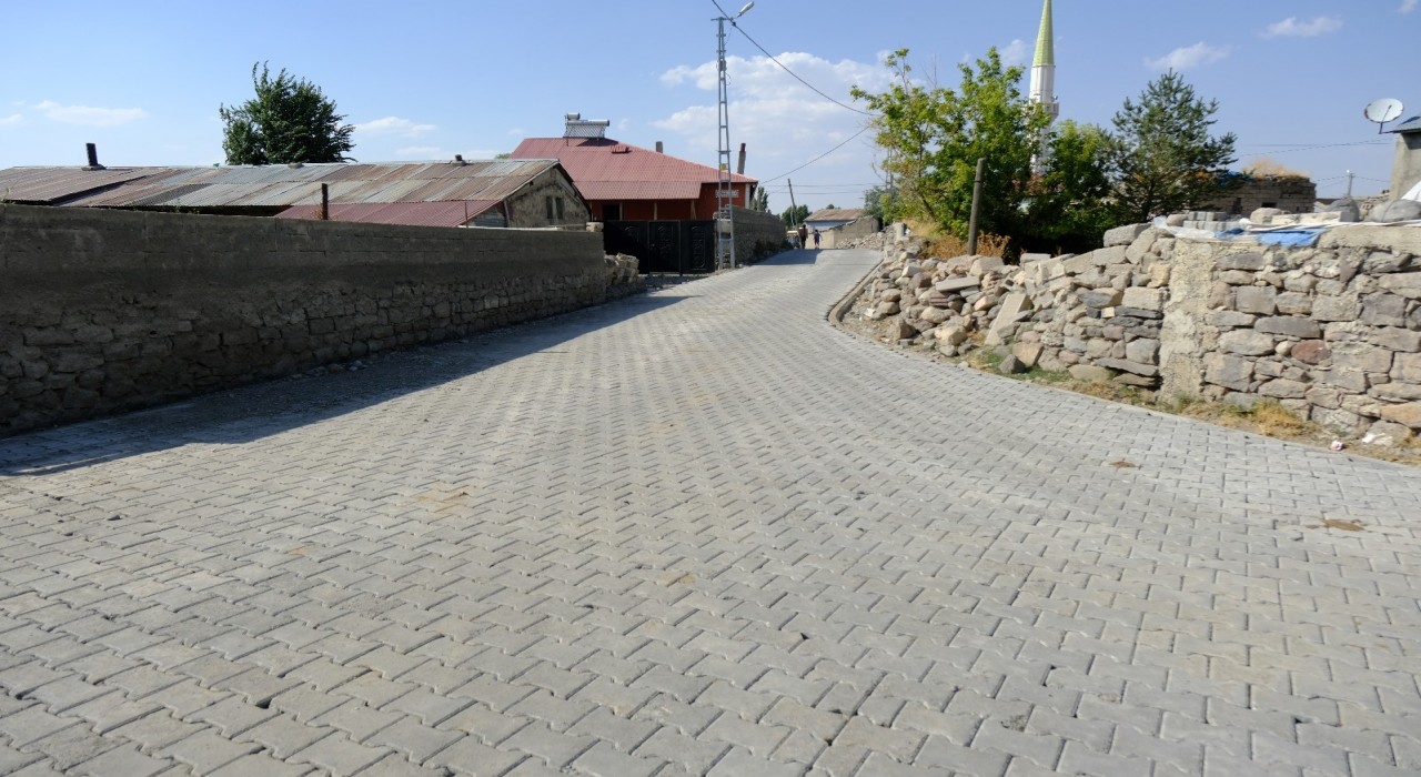 Ağrıda köy yolları yenileniyor