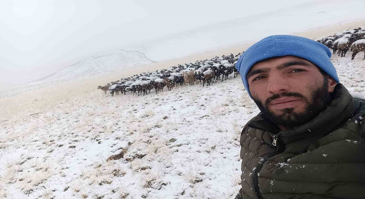 Ağrıda yüksek kesimlere mevsimin ilk karı düştü