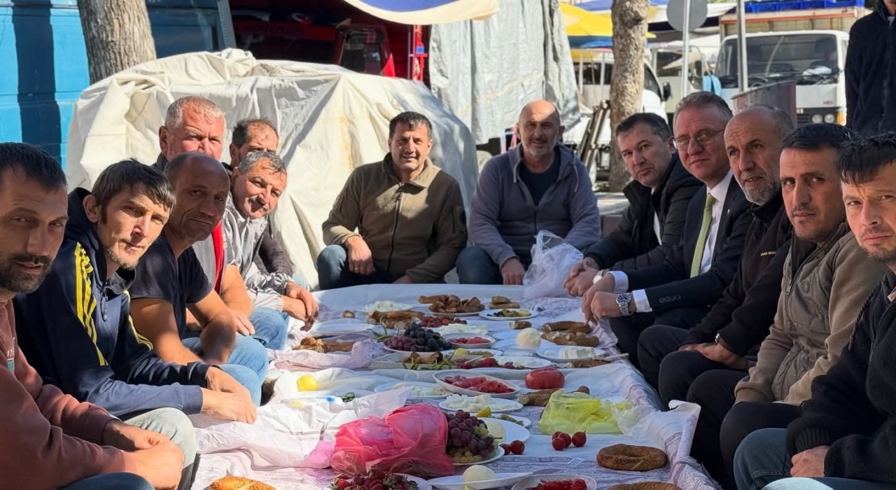 AK Parti Milletvekili Mehmet Demir, Tavşanlı Semt Pazarında esnafla buluştu