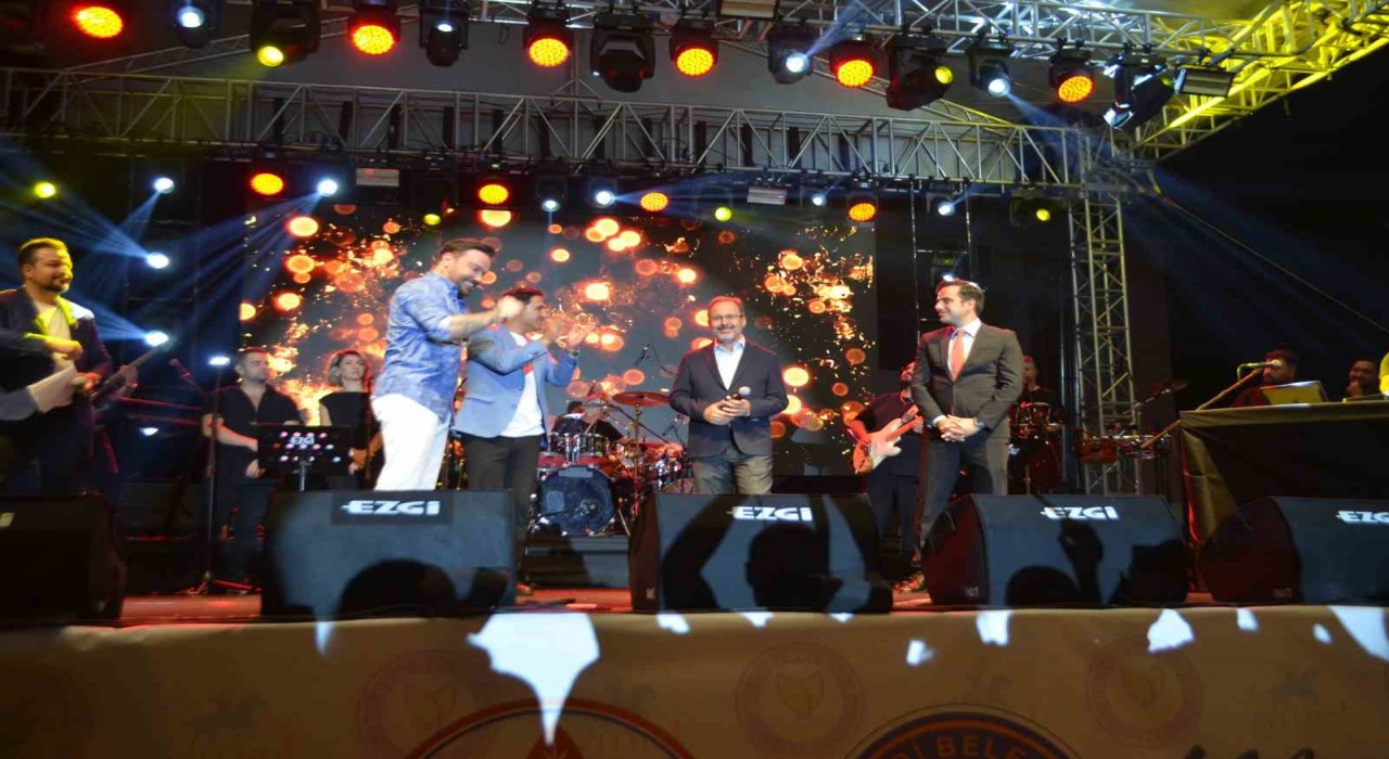 AK Partili Kasapoğlu sahnede Sinan Akçıla eşlik etti