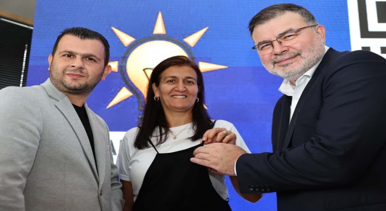 AK Partili Saygılı, Kemalpaşada yeni üyelere rozet taktı; CHPden de katılım var