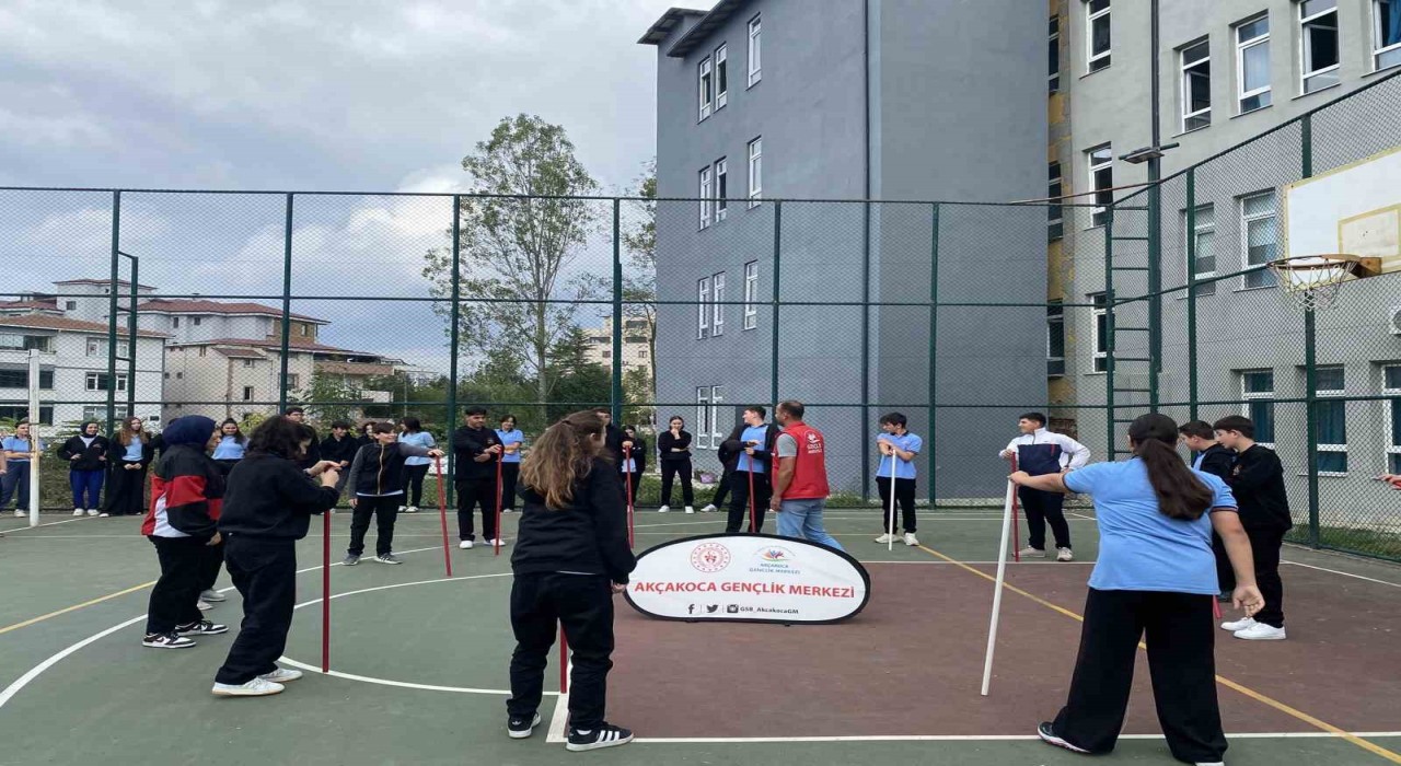Akçakocada Gençlik Merkezi, faaliyetlerini okullara taşıdı