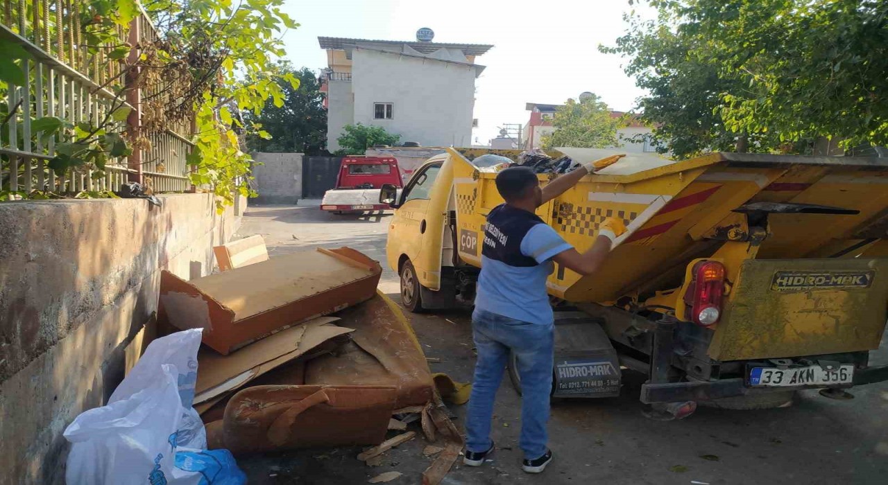 Akdeniz Belediyesinin mobilya, tekstil ve moloz atıklarıyla mücadelesi sürüyor