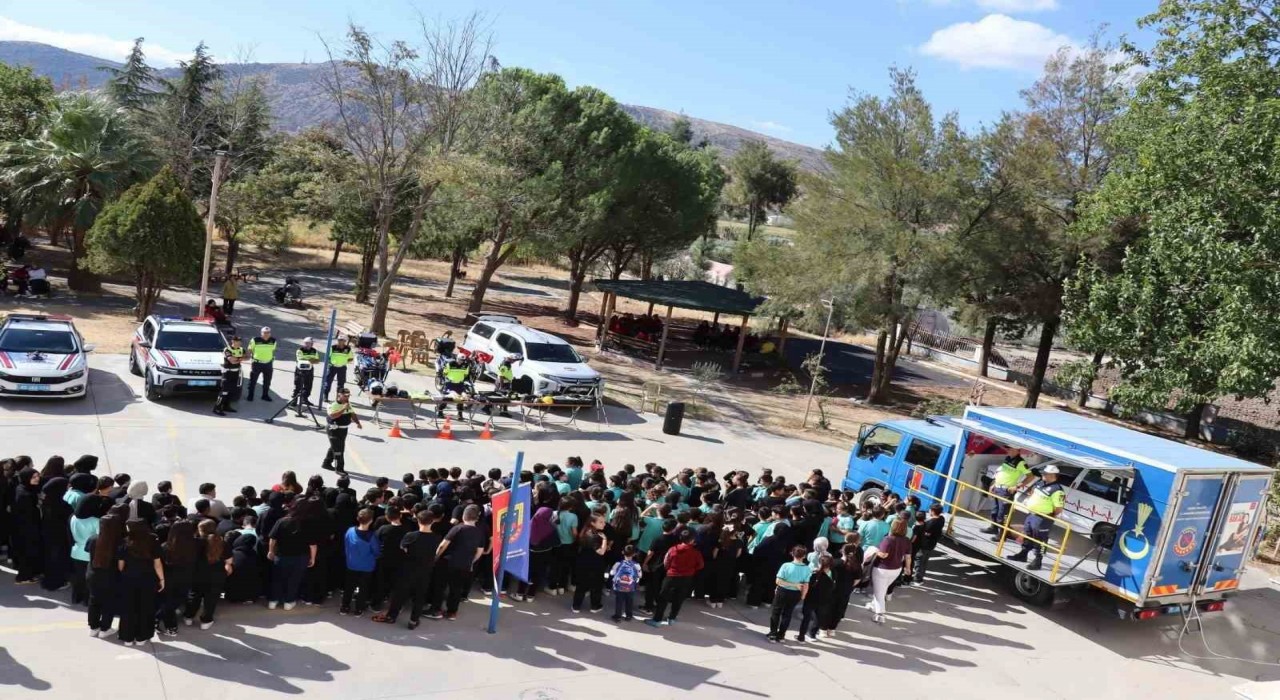 Akhisarda öğrencilere trafik eğitimi verildi