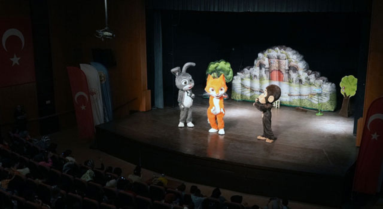 Akıllı Tavşan Momo Müzikali Miniklerle Buluştu