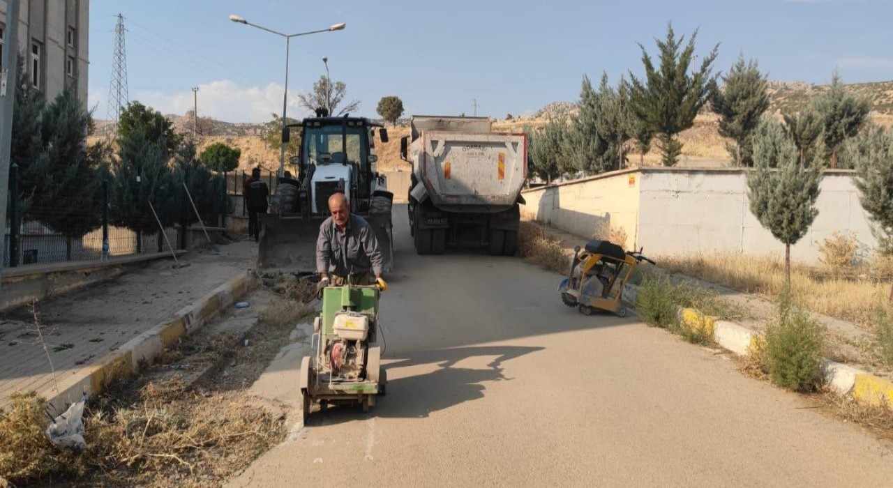 AKMERCANın Şırnakta 1 yıl açıkta bıraktığı çukurları belediye onarıyor