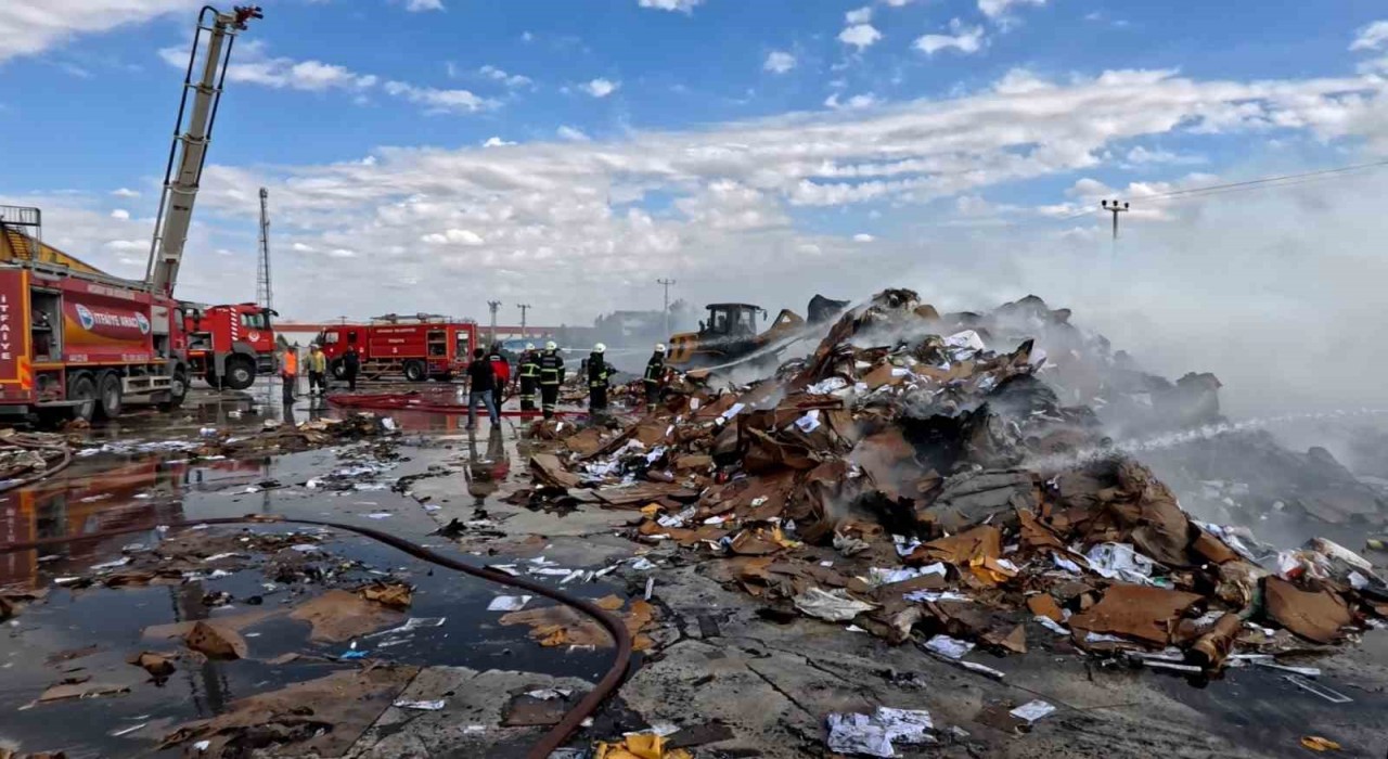 Aksarayda geri dönüşüm tesisinde yangın paniği