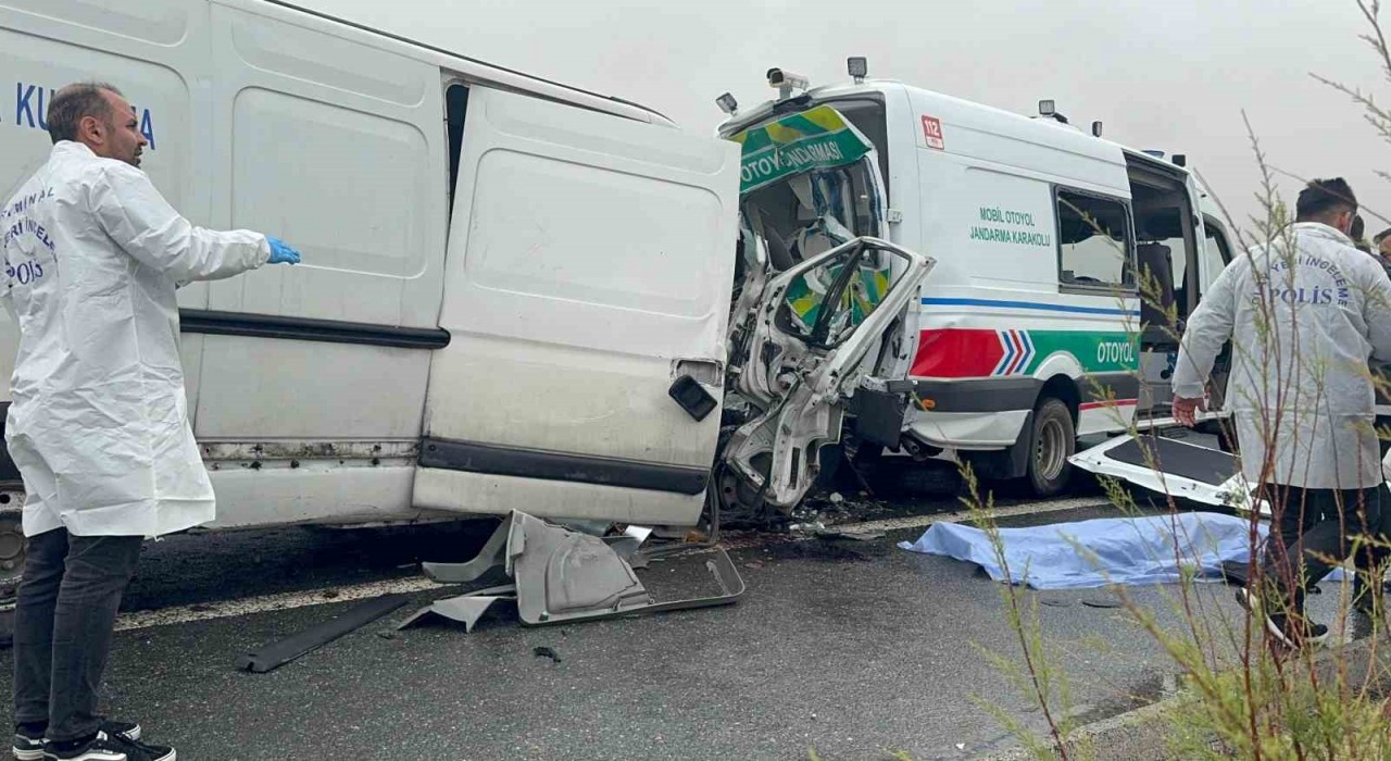 Aksarayda jandarma aracına minibüs çarptı: 2 jandarma şehit oldu, 1 vatandaş hayatını kaybetti
