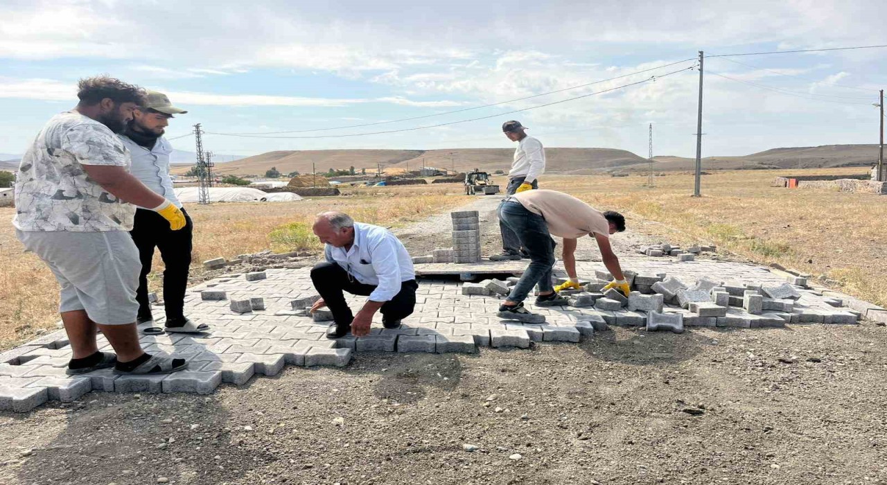 Akyakada köy içi yollar kilit parke taş döşeniyor
