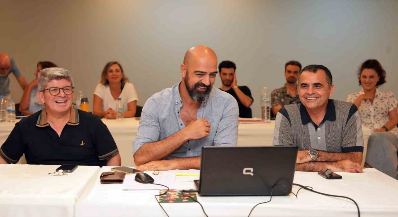 Alanya Belediye Tiyatrosundan yeni sezonun ilk prömiyeri: Palto